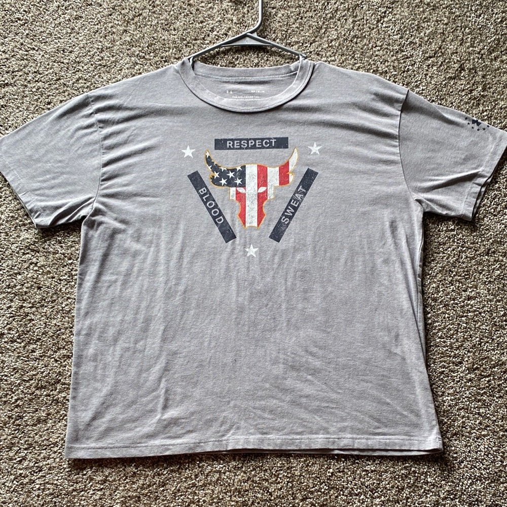 Under Armour Gray Short-Sleeve Graphic Tee with American Flag Motif J - Picture 2 of 3